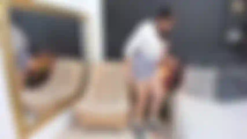 Colegiala humilla pene blanco y masturba pene negro.