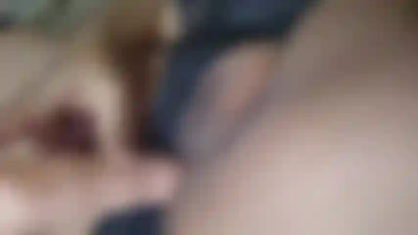 Primer plano de coño gordo y cremoso follado con dildo en medias y bragas cremosas.