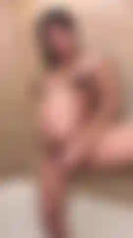Juego en la ducha embarazada - mi pesada barriga de embarazada se interpone en mi camino, pero nunca me impide jugar con mi hambrienta coñita. ¡Así de grande y aun así aceptando cada centímetro, incluso en la ducha!