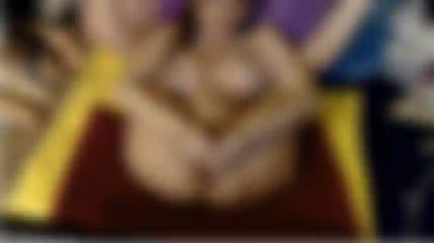 La crema brota de mi coño... Las pinzas en los pezones abren ese agujero xxx.