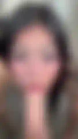 Una buena polla me folla la garganta.