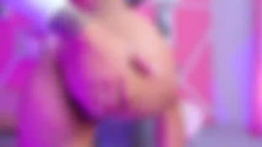 Botones fuertes en mi culo mientras mi coño babea mis fluidos.