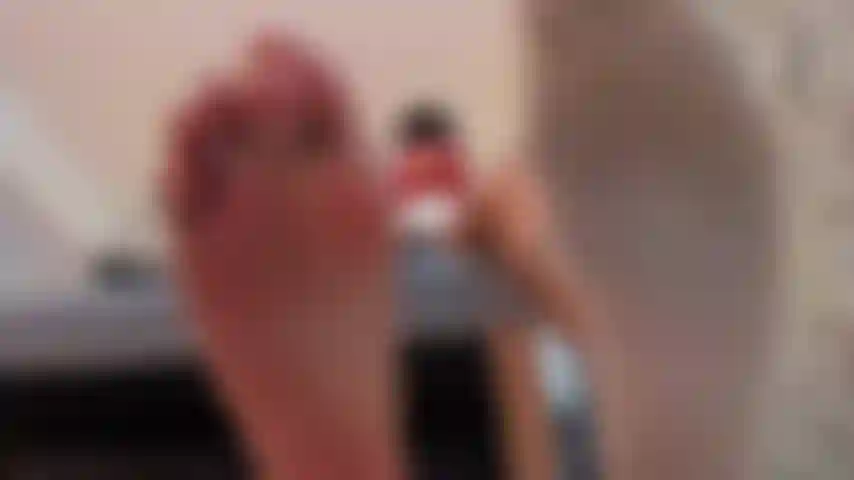 Déjate seducir por la sensación de mis dedos deslizándose por tu piel, mientras te sumerges en una experiencia que te dejará sin aliento y con ganas de más. Es hora de descubrir el máximo placer a mis pies.