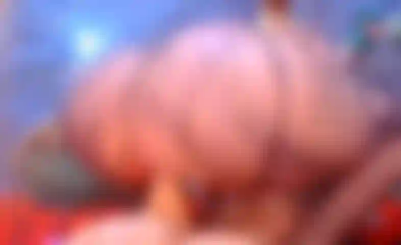 ¿Te gustaría verme montando sobre mi torso, vamos, hazlo por mí.