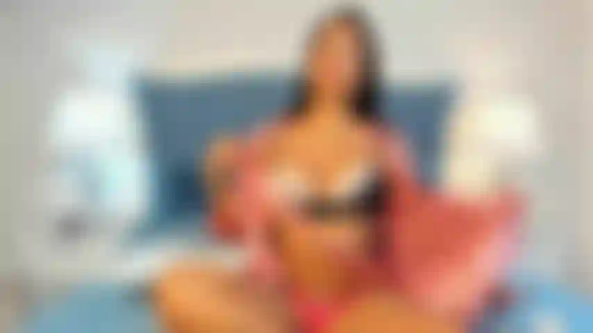 En posición perrito, dejando que mis tetas reboten con cada embestida fuerte y cada azote que me quema la piel. 🔥.