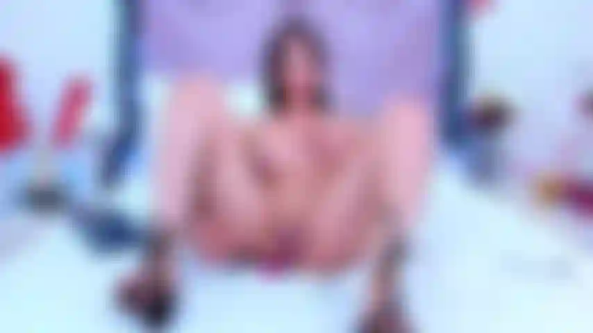 Mi coño rosado está mojado y anhela tu polla.