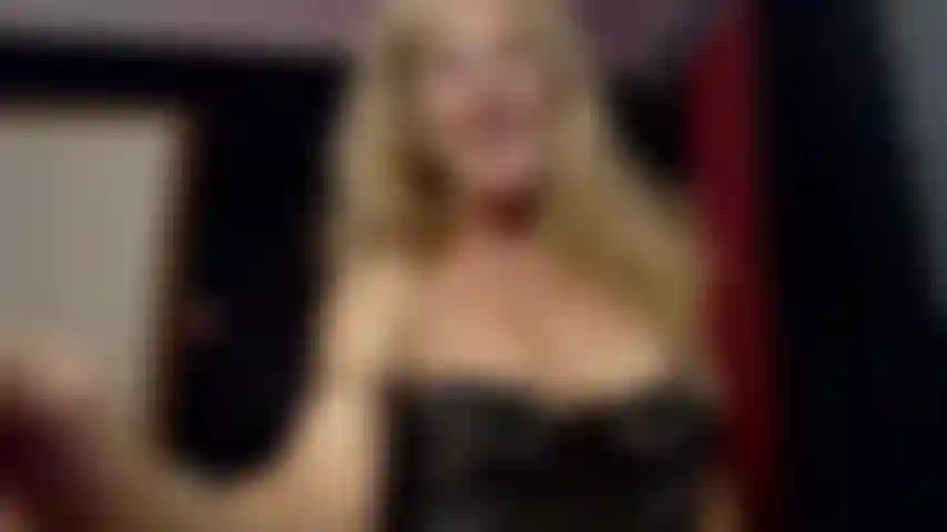 Abuelita viendo porno divirtiéndome con juguetes.