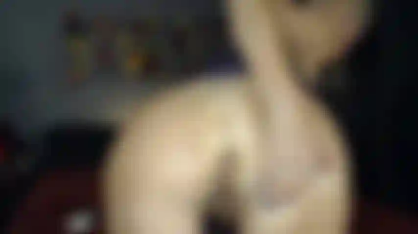 Diosa abuela muestra sus agujeros.