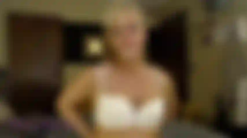 Fumadora madura y juego de coño.