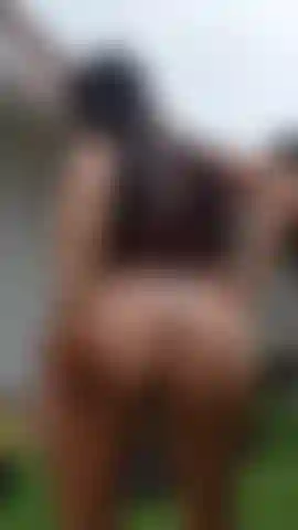 Mira cómo muevo este gran trasero justo frente a la cámara, mirándote directamente a los ojos para volverte loco.