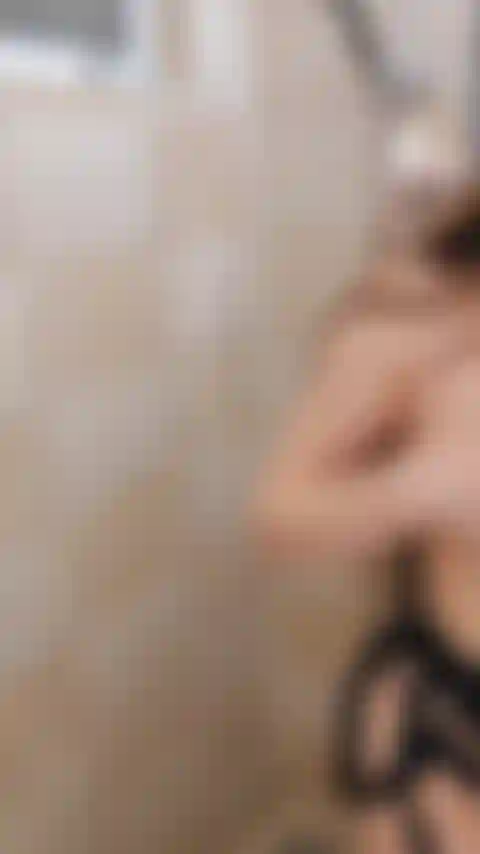 Únete a mí en la ducha por un momento.