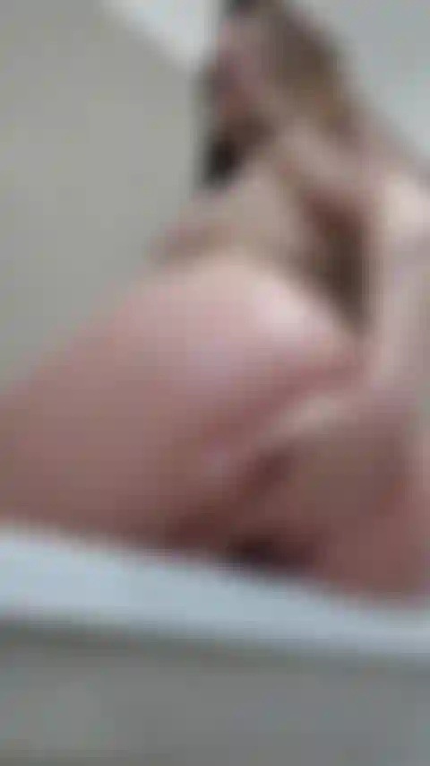 Primer plano digitación de coño en el baño.