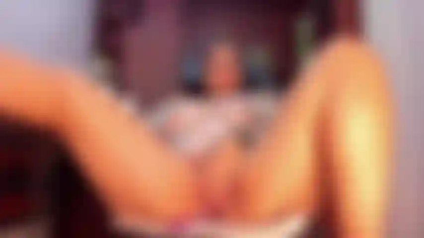 Acariciando mi clítoris mojado.