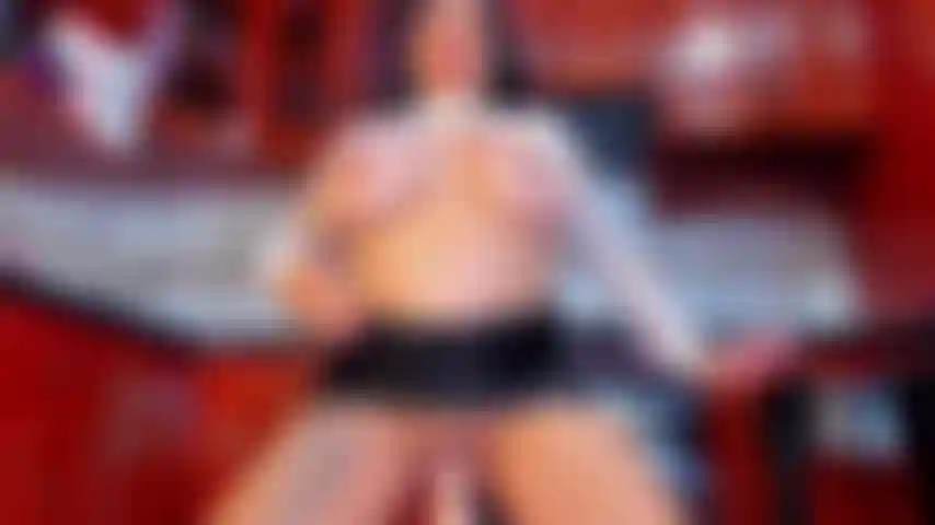 Ensamblando mi juguete favorito en la cocina.