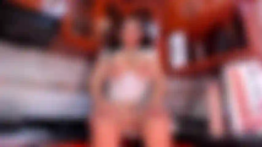 ¿Un poco de aceite en mis tetas y en tu polla?