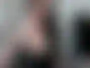 Enseño mi lencería sexy y mi máquina de follar la folla a cuatro patas y luego de espaldas. Me hace correrme duro.