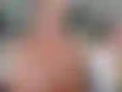 Uso una camisa con botones y el cabello recogido, te digo cuánto quiero poner tu polla dura y hacer que te corras hoy. Te provoco mientras me desabrocho la camisa, reboto mis senos y me pongo loción.