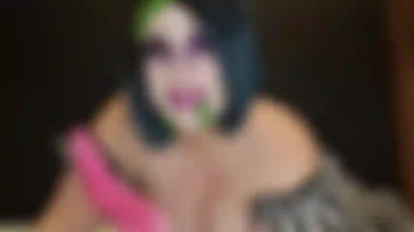 Cosplay, beetlejuice con consolador de lengua loca.