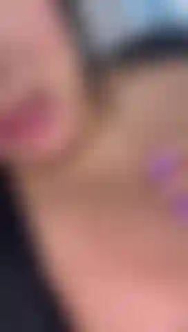 Mis pechos quieren tus manos.