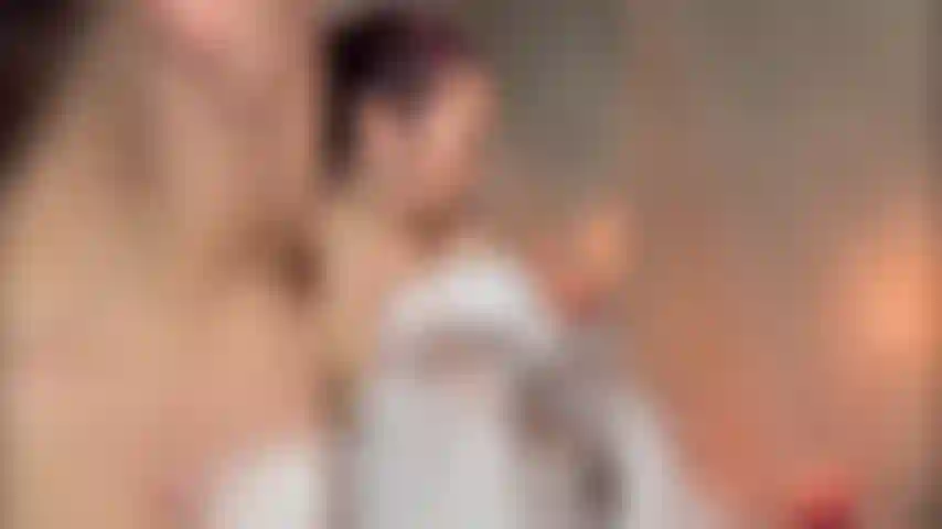 Baño de burbujas caliente con tetas jabonosas.