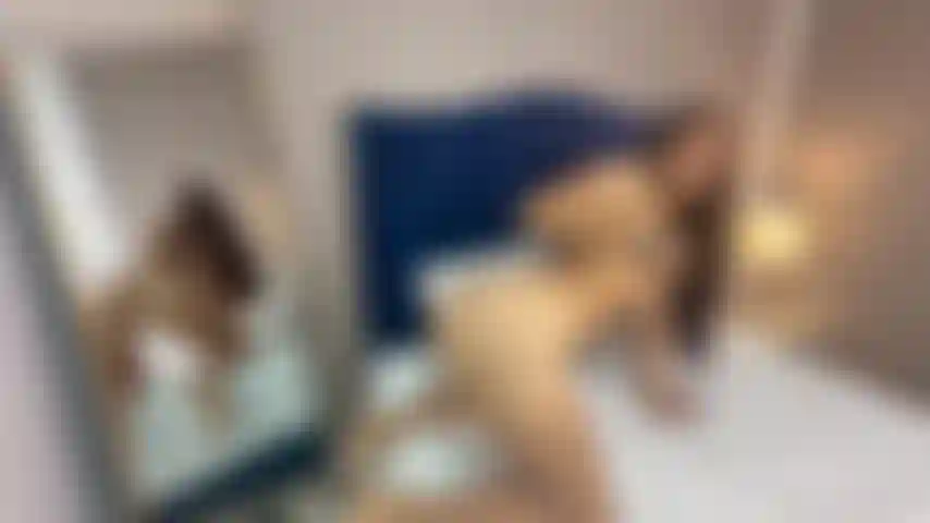 Jugando en posición perrito con mi trasero y desnuda.