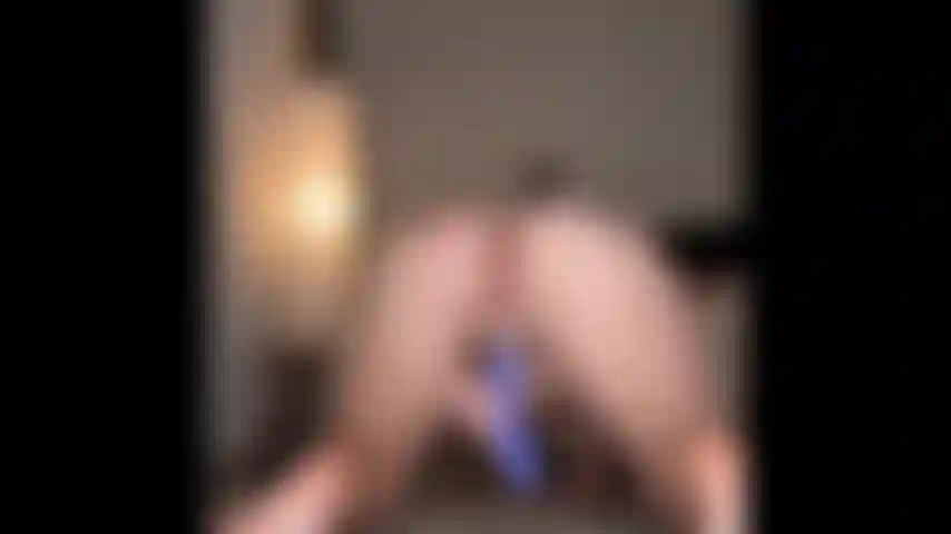 Juguete de clítoris en el suelo.