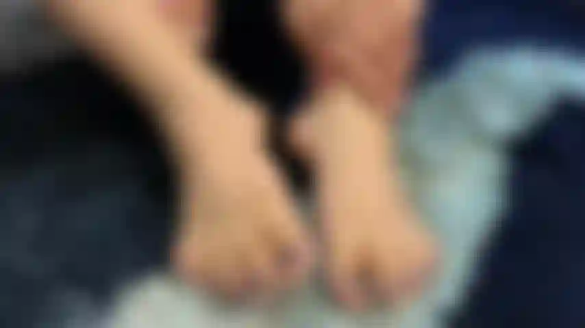 Tomo tu leche con mis pies.