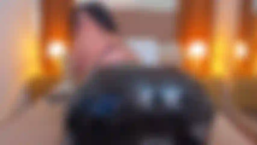 Acaricio mi gran botín con aceite en mis pantalones de látex.