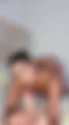 Mamada con un gran dildo de torso.