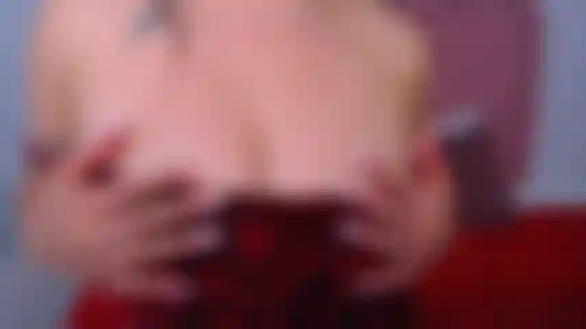 Su cuerpo solo existía donde él la tocaba, por lo demás, ella era humo. ..