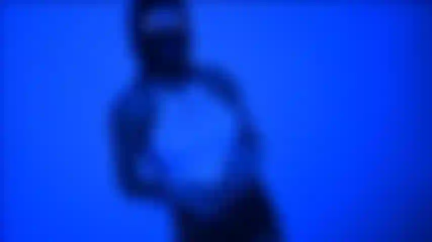 Con máscara puesta, chica gangsta.