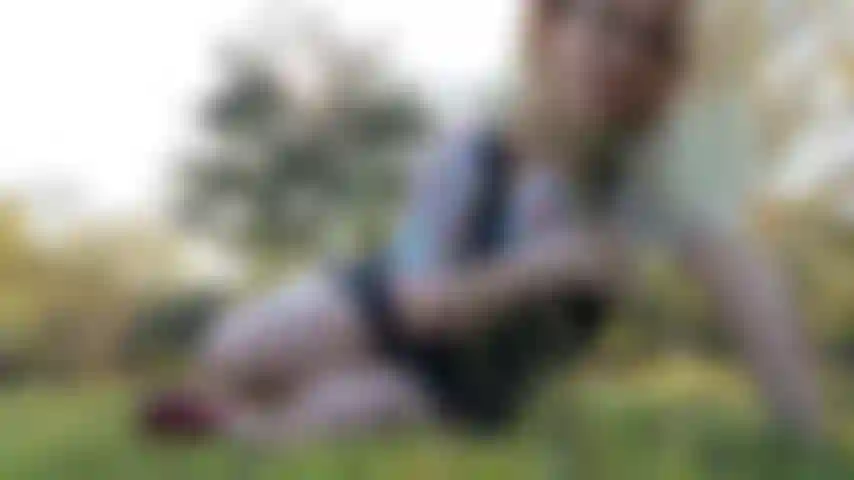 Toqueteándome el culo en el muelle de mi novio. Le habría follado la polla, pero él estaba trabajando, ¡así que tuvo que mirar por la ventana mientras yo te follaba a ti! Mis dedos se sienten tan bien en mi trasero en este video.