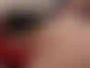 Un gran juguete rojo en un agujerito muy estrecho. Mira a esta linda mariquita tomarlo profundamente y estirarlo de cerca!