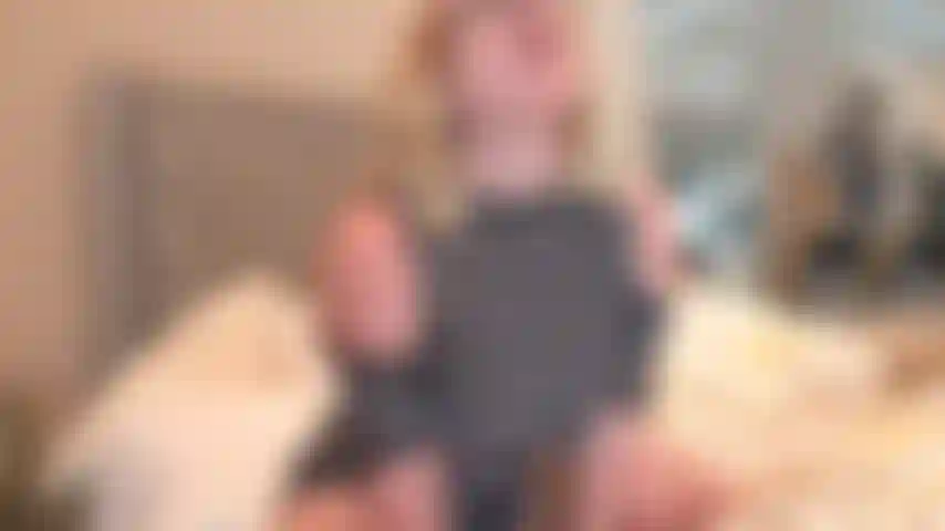 Esta vez me toca a mi usarte. Siéntate, relájate y haz exactamente lo que te digo que hagas. Quiero que me frotes la polla desde la base hasta la punta una y otra vez lentamente al principio y luego más fuerte rápido u.