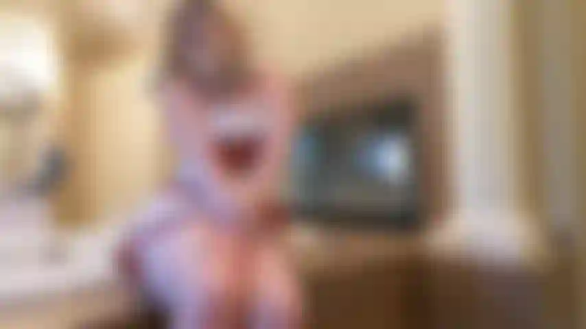 Estaba tan mojada hoy que era una sensación dolorosa y palpitante presionando todo mi cuerpo. Los pensamientos de humedad, el calor de mis dedos sumergiéndome más temprano hoy me hicieron querer más. Te necesito! Tus dedos.