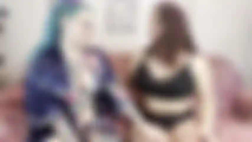 Preñando a una pareja de lesbianas (con dildo eyaculador). Mi novia y yo pedimos un favor que requiere que le des un creampie a los dos coños.