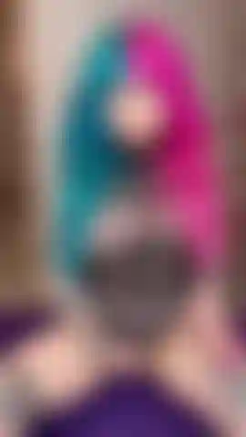 Polla de dragón gorda en una máquina de follar con pinzas en los pezones y chorros.