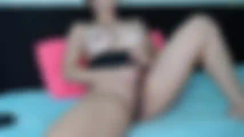 Masturbación + dedo en el coño + coño mojado.