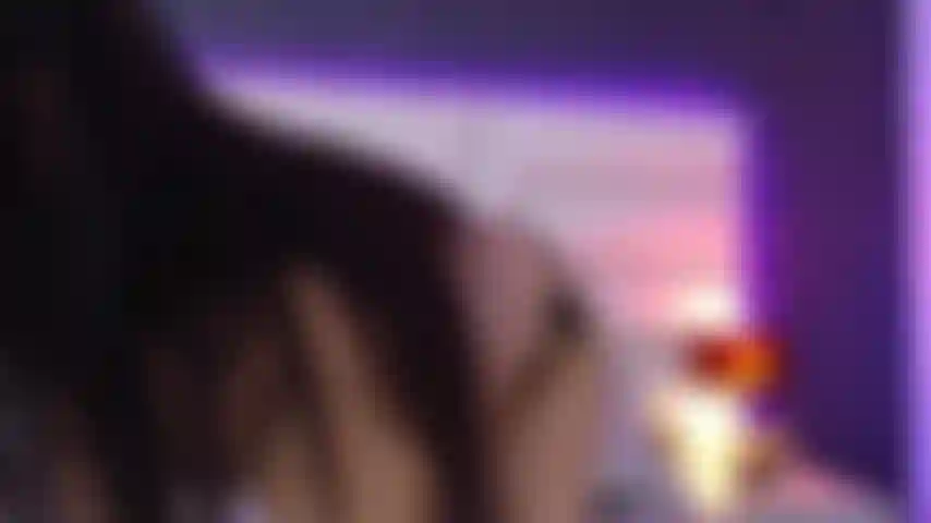 Gime y froto el coño mojado desnudo.