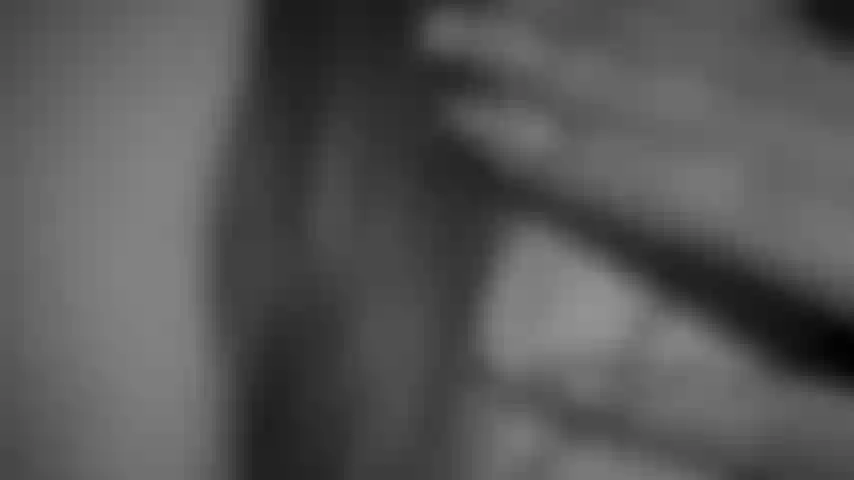 Mira como me toco mi coño jugoso y húmedo.