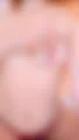 Mis tetas peeueas se ponen duras cuando las masajeo con hielo.