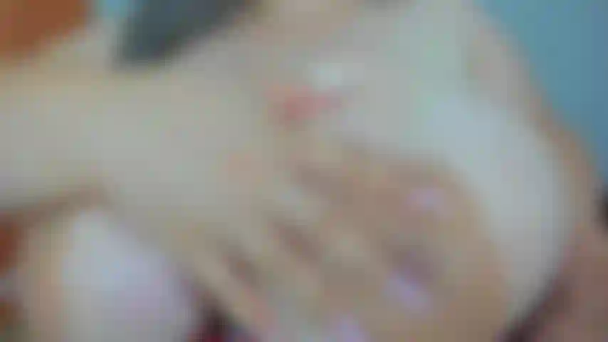 Tetas enormes atadas juegan de cerca.