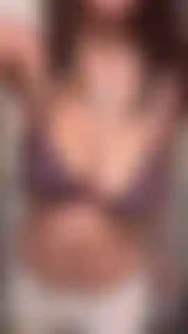 Mis tetas apenas caben en mi sujetador.