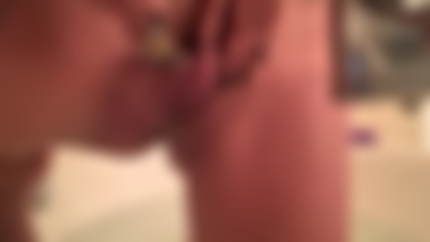 Sacudiendo mi coño.