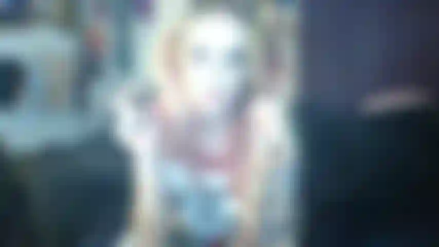 El cosplay de harley quinn fuma para ti y te echa humo en la cara. Muestra tetas.