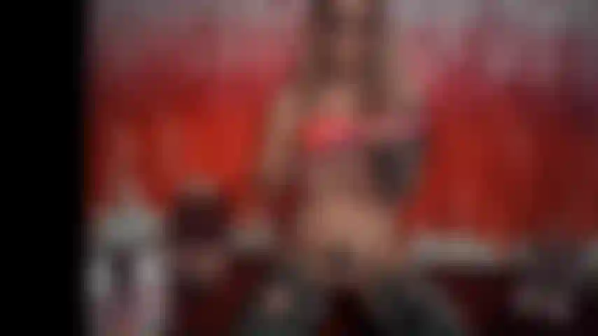 Milf toma un gran consolador rosa y monta.