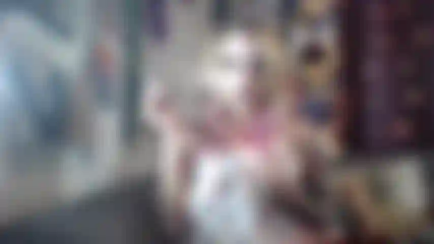 Te soplo humo en la cara, con las tetas afuera.