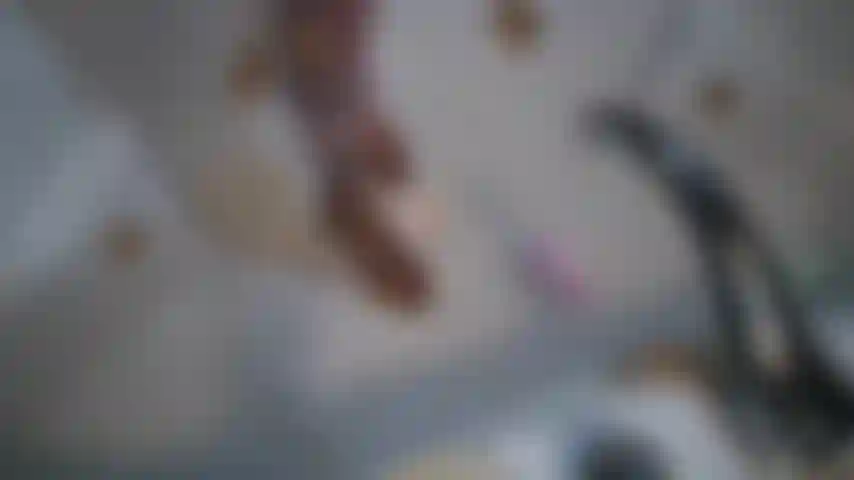 Explotando globos en mis tacones abiertos, parte 1.