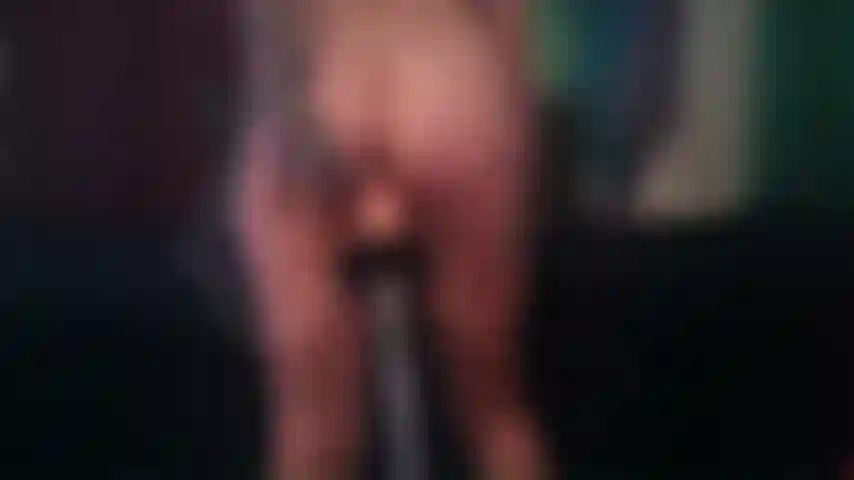 Esposa milf llena el coño con un consolador que dispara semen.