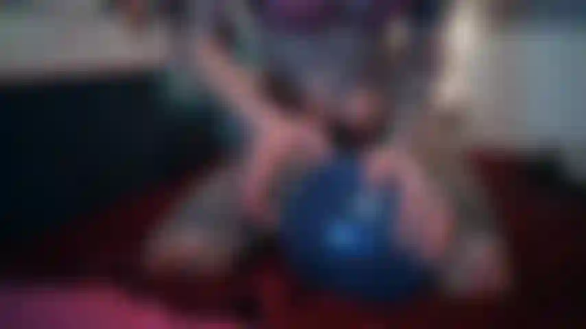 Reventando un globo entre mis piernas sin bragas.